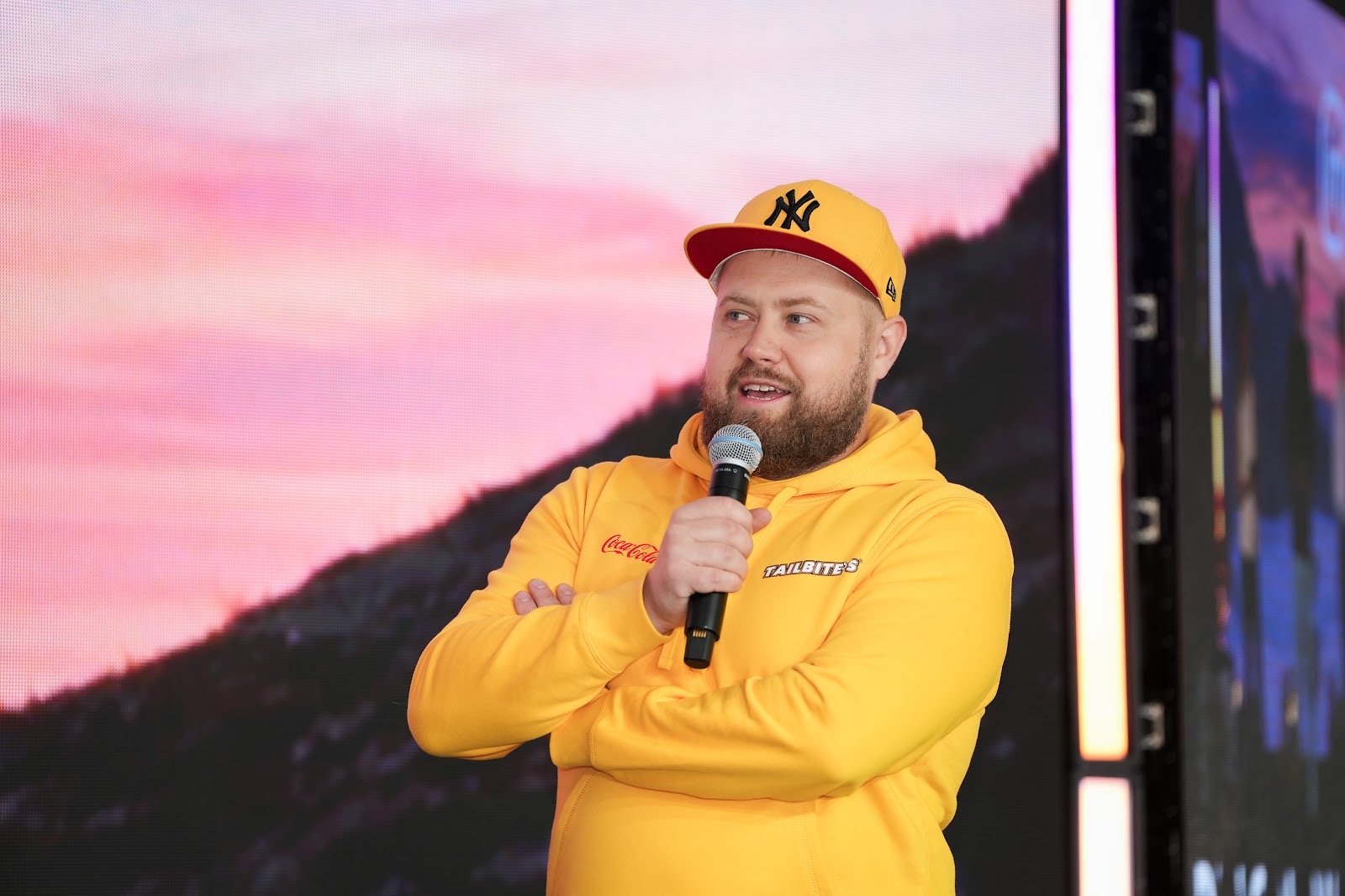 Tõnis-Denis Merkuljev kollases pusas Investeerimisfestivali laval