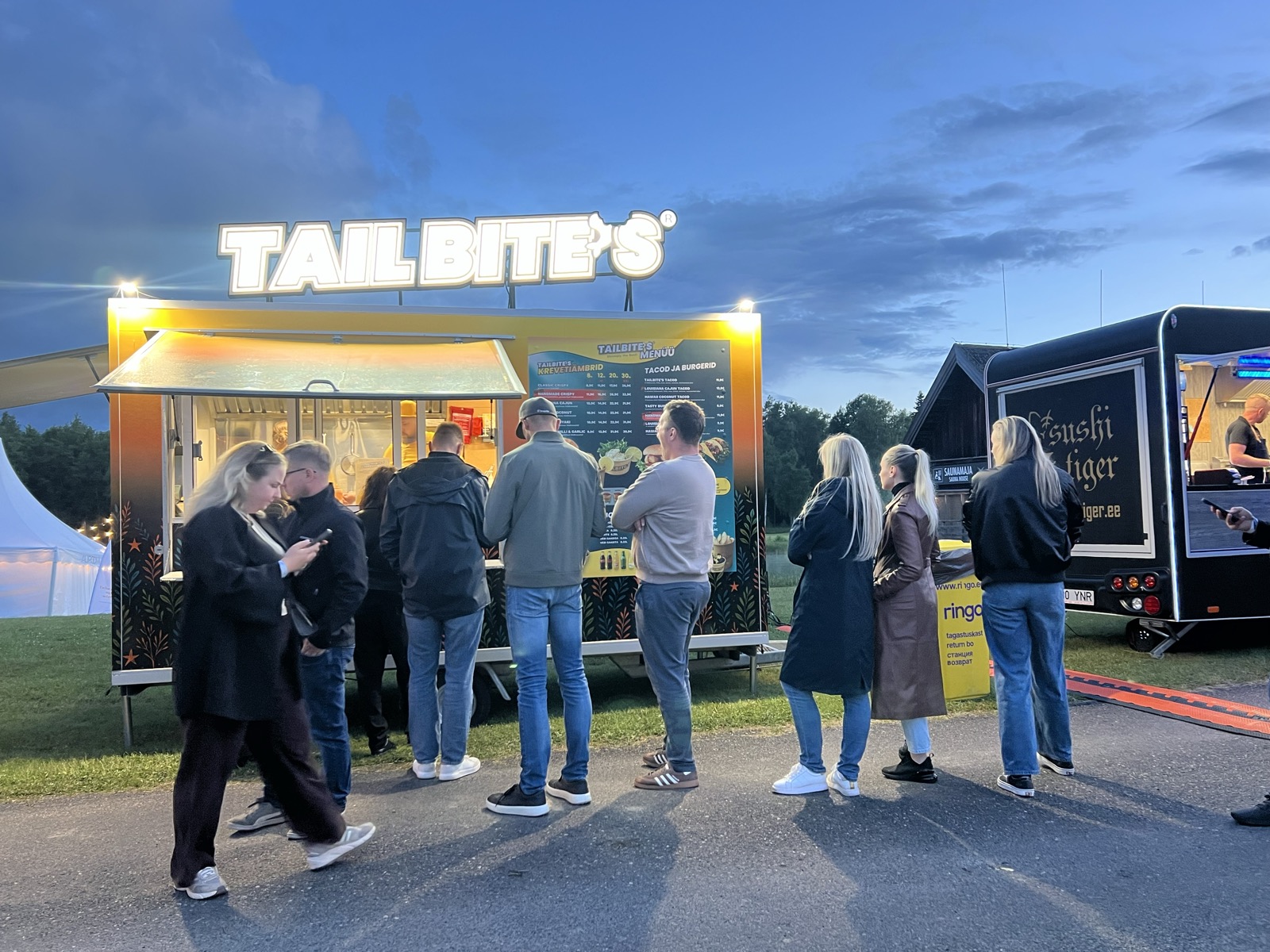 Evening queue in front of the TAILBITE’S® food truck