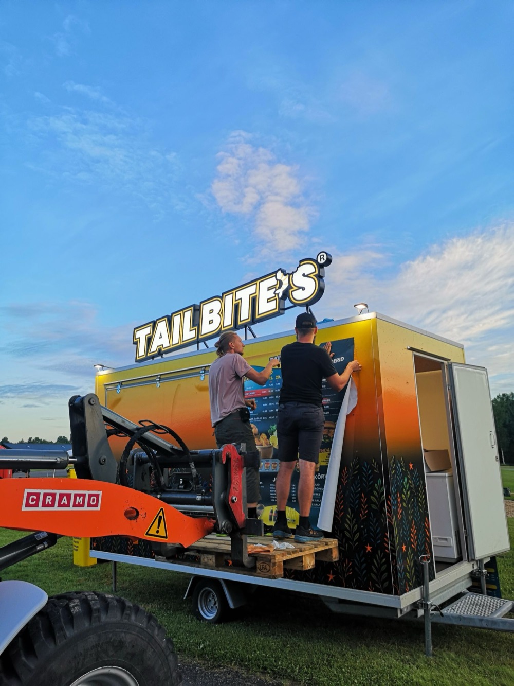 Установка нового меню на фудтрак TAILBITE’S®
