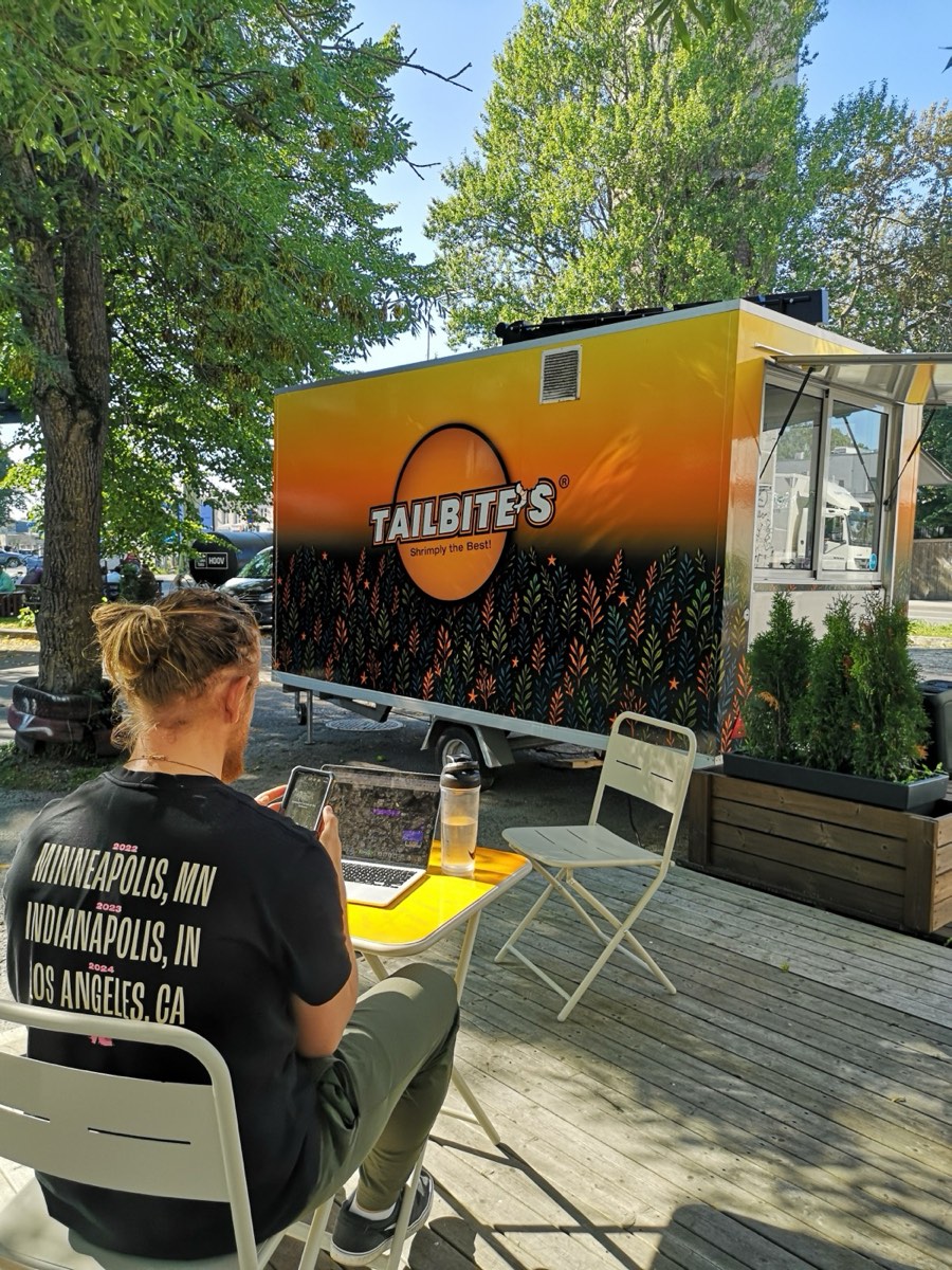 Arvutitöö Tailbite’si toiduauto kõrval